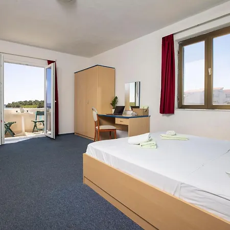 Lanterna - Sea View & Near Apartment Pasman