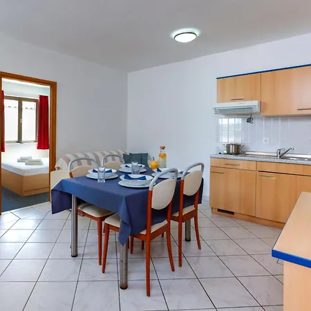 Lanterna - Sea View & Near Apartment Pasman